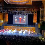 Sónia Araújo Instagram - Amanhã e nos próximos dias muitas de nós ( na foto) vão falar desta noite, da experiência de pisar de novo o palco enquanto alunas da Academia @pirmintreku . A escola celebrou 60 anos e convidou ex-alunas a participar no momento final num clássico com todo o elenco. Cerca de 160 bailarinos em palco é qualquer coisa! Amanhã vamos rir e chorar ao rever as imagens… Mas a magia, a essência do que representa dançar, essa vai durar mais uns bons anos e entranhar-se para a vida! 💃