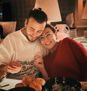 Saad Lamjarred Instagram - عشيوة مع ميمتي بالدنيا كلها 😍
بمناسبة عيد الأم كل عام و انتي بخير ميمتي ، شكرا الحبيبة ديالي على الصبر ديالك و على كل تضحية  ضحيتيها معايا من صغري ليومنا هذا ❤️ .
كل عام و جميع الأمهات بألف خير و صحة و عافية ، و للي فقد لميمة ديالو ، الله يلاقيه بيها في الفردوس الاعلى بإذنه تعالى 🤍🤲🏻