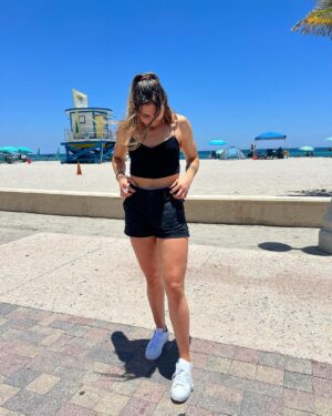 Sabina Mazo Instagram - Un recuerdito de MIAMI 🏝️ pero por ahora toca trabajar 😆😚 #playita