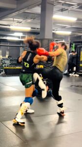 Sabina Mazo Instagram - Um dia de sparring normal entre eu e a @sabinamazo😈⚔️ Quem é o seu parceiro de treino que vocês saem sempre na porrada? Deixa nos comentários ☺️ ————————————————————— #sparringwars #boxingsparring #sparringsession #sparringpartner #sparringboxing #mmasparring #workout #workouts #champions #sparringday #ufc #mmalifestyle #viralvideos #kickboxing #martialartstraining #wrestling #kungfu #taekwondo #combatsports #fighting #martialarts #mmaworld #mma #muaythaisparring @sparringhighlights @damadeferromma @elsparring #sparring #mmafighter #ufcfighter #sparrwars #mmaworld #mmatraining