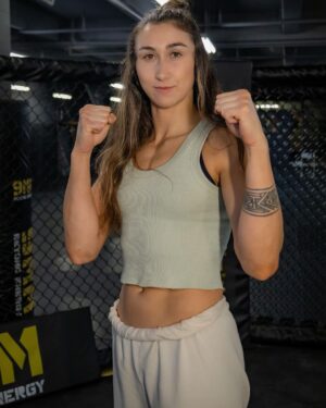 Sabina Mazo Instagram - Yesterday I had the pleasure to be in @dreams2reality_podcast talking a little bit about who I am and where I want to go. Check it out next week. 
Also a reminder that in august 4th I will be fighting for the @lfafighting belt in the 125lbs division. Don’t miss it 🫡
_
_
Ayer estuve contando mi historia y un poco de mis planes a futuro en el podcast de @anibal_rod13 
Estuvo muy bacano así que cuando salga (la próxima semana) véanlo! 
Y paso a recordarles que este próximo 4 de agosto voy a estar peleando por el cinturón de @lfafighting en la categoría de peso mosca.  #colombia #mazo #sabinamazo2.0 #blackhousemma #roadofvictory