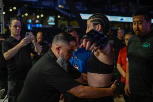 Sabina Mazo Instagram - Ese momento de ir hacia el octágono es muy emocionante. Difícil de describir pero sin duda muy único. 

(La cuarta foto es mi favorita y la tuya!?) 

-
That moment of walking to the cage is so unique. It’s a lot of emotions and sensations at the same time. 

(My favorite is the fourth one and yours!?)
@lfafighting #lfa164