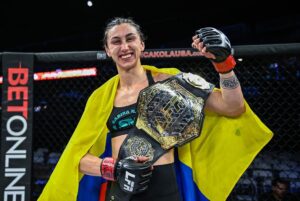 Sabina Mazo Instagram - @SabinaMazo derrota Sandra Lavado via Decisão Unânime (49-46, 50-45, 49-46) se tornando a mais nova Campeã Mundial Peso Mosca do @LFAfighting! 🏆

#LFA164: #ElPaso, #TX. | #𝐚𝐧𝐝𝐍𝐄𝐖 🇨🇴