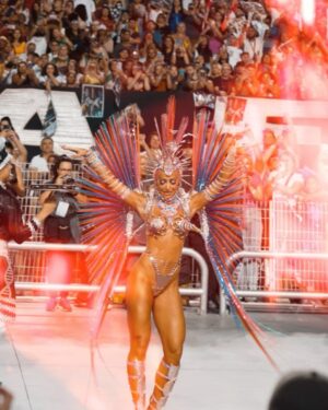 Sabrina Sato Instagram - Nosso samba nas constelações ✨🖤
Foi lindo @gavioesoficial 🖤

#Carnaval #CarnavalDaSabrina #Gaviões #GaviõesDaFiel