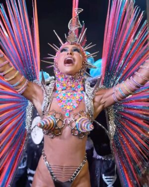 Sabrina Sato Instagram - Nosso samba nas constelações ✨🖤
Foi lindo @gavioesoficial 🖤

#Carnaval #CarnavalDaSabrina #Gaviões #GaviõesDaFiel