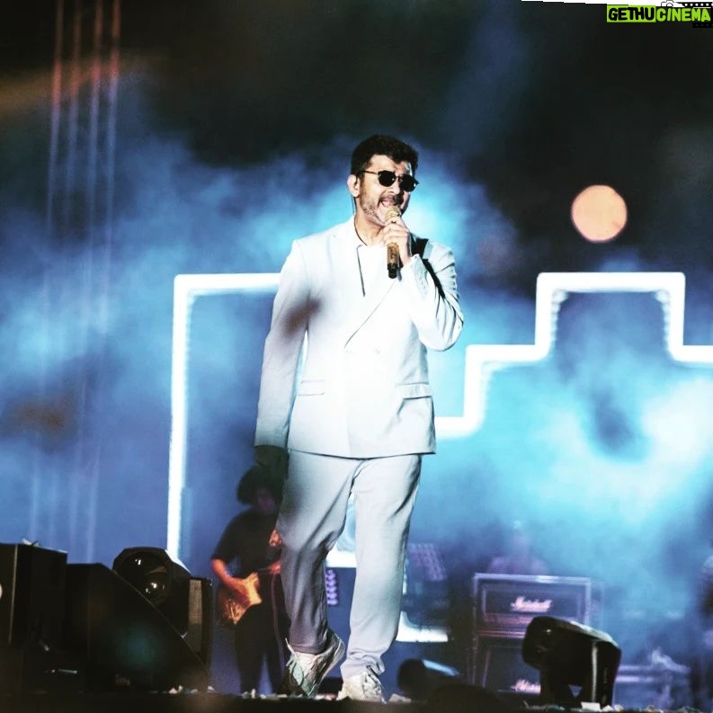 Sachin Sanghvi Instagram - @avadhutopiavapi last night ..... love was in the air .... whatta lovely venue.... what vibe and amaaaaazing audience .... everything an artist wants in a concert !! #sjlive #sachinjigar Pics by @haintohhain Utopia Avadh Vapi