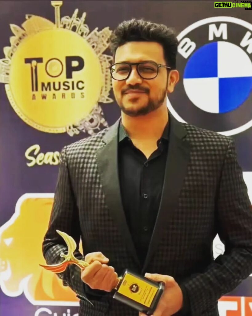 Sachin Sanghvi Instagram - Aakhi jindagi Jemna gujarati geeto sambhli Mota thaya manneeya shri manhar udhas uncle na haathe best album of the year no @topmusicawardsofficial malyo for @aksharcommunications 's #aummangalamsinglem thanks to @topfmstation and the jury ..... Thank you @saandeeppatel @aartivyaspatel for helping , believing and persisting with our crazy processes and mad schedules . Thank you to @nirenbhatt for always giving out of this world poetic words to our tunes ... Thank you to all the musicians and technicians and Singers on the album . Haji mehnat karshu .... haji saru sughad gujarati kaam baar paadshu .... protsaahit chiyye ..... prerit chiyye ... Even more happy for the awards won in the team @swar_440 @hrishikesh_gangan .... we are a happy evergrowing ever learning music making family . @romilved @iammadhardik @sahilvmusic @lionoath21