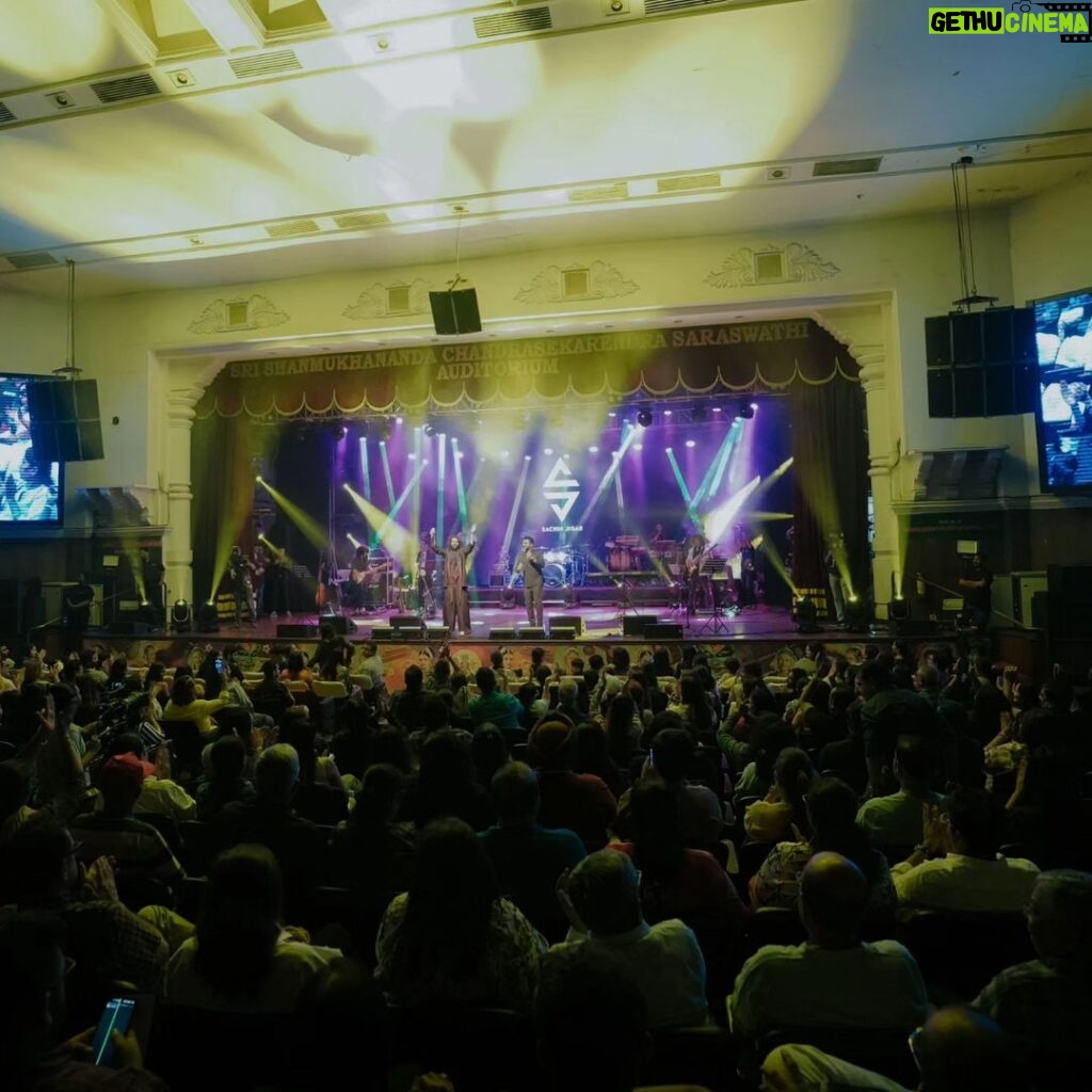 Sachin Sanghvi Instagram - Somethings are best felt than expressed in words . But will try .... Okay so our Very first ticketed show in Mumbai and that too at the iconic #shanmukhananda hall . Such a dream come true !! Started as a formal sitdown setup and turned into a festival , dancing and singing, laughing and crying !! TRULY grateful and honoured to perform for this kind of love and adulation . Such joy to perform with my #laadki @txnishkxx !! (Proud father) And @priyasaraiyaofficial @aslidivyakumar @rashmeetkaur and my partner @jigarsaraiya Special mention for our supa talented #Band and extremely efficient management led by @romilved . Special thanks to #mauryaevents #rangatproductions #jewelgroup . Pics by @karanghodapictures Costume by @nickyprithyani #sjlive