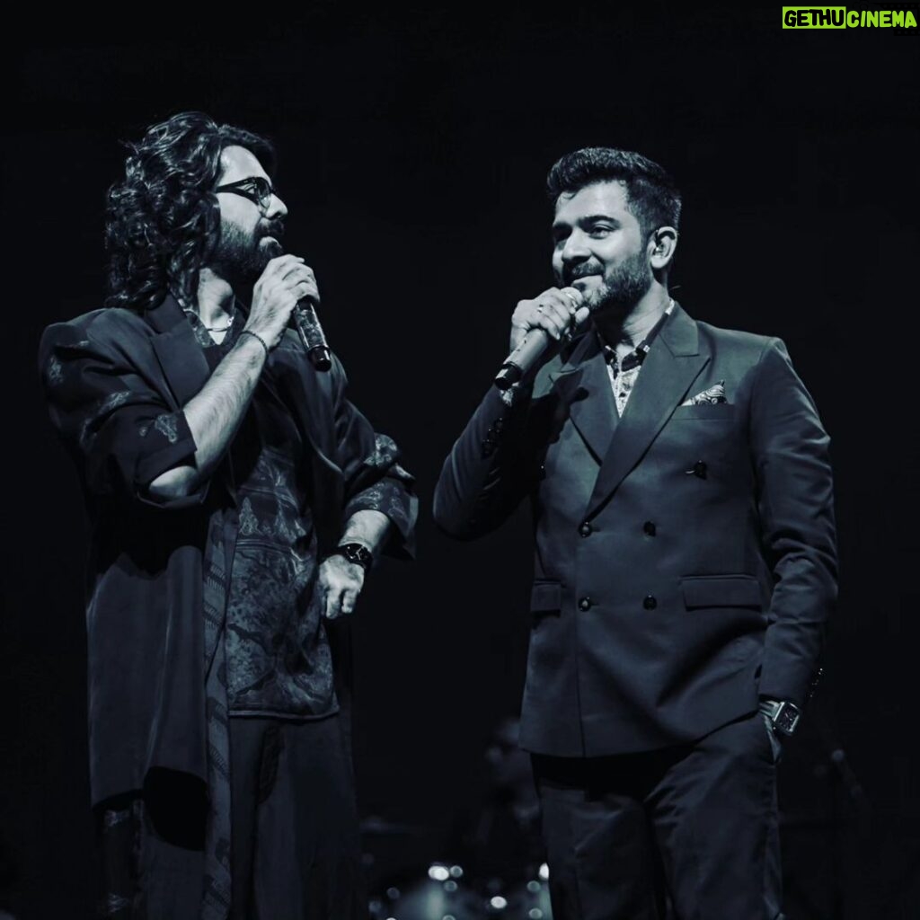 Sachin Sanghvi Instagram - Somethings are best felt than expressed in words . But will try .... Okay so our Very first ticketed show in Mumbai and that too at the iconic #shanmukhananda hall . Such a dream come true !! Started as a formal sitdown setup and turned into a festival , dancing and singing, laughing and crying !! TRULY grateful and honoured to perform for this kind of love and adulation . Such joy to perform with my #laadki @txnishkxx !! (Proud father) And @priyasaraiyaofficial @aslidivyakumar @rashmeetkaur and my partner @jigarsaraiya Special mention for our supa talented #Band and extremely efficient management led by @romilved . Special thanks to #mauryaevents #rangatproductions #jewelgroup . Pics by @karanghodapictures Costume by @nickyprithyani #sjlive