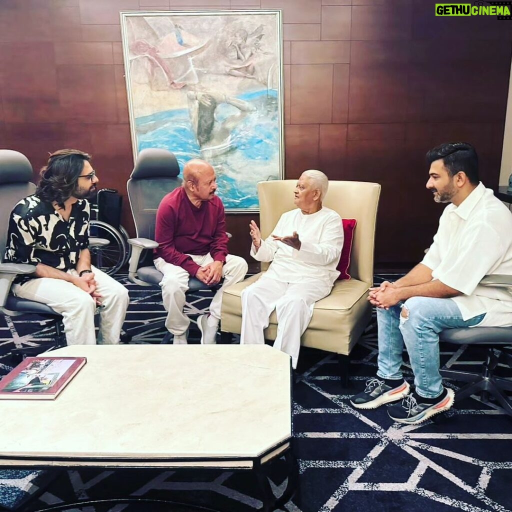 Sachin Sanghvi Instagram - Samajh rahein hai Matlab!!! Hamare guru aur unke guru Legends .... Lucky and humbling to quietly listen to their stories , the love their hearts can hold and share , and the respect with which they operate .... miles to learn Eternally grateful dear rajubhai @rajeshroshan24 ji And pyarelal sir of @laxmikantpyarelal.official