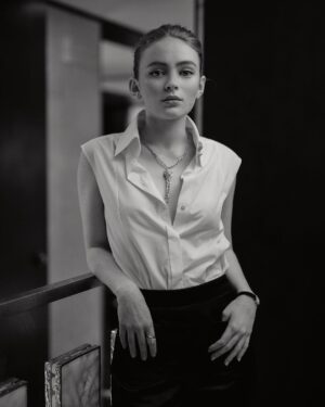 Sadie Sink Instagram - 🖤🖤 @CHANELofficial @welovecoco #CHANEL5thAvenue