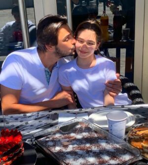 Sadri Alışık Instagram - Aşkım Rüzgarım. İyi ki doğdun canım benim. Sen hep gül. Seni çook seviyorum.. 🧿 @rzgronl