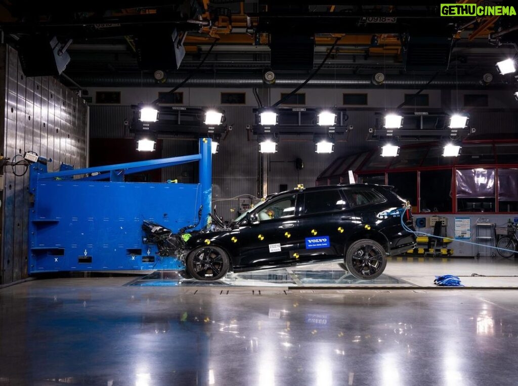 Sadri Skander Instagram - Vivre un crash test en live ✅ Un moment incroyable et unique, dans le fameux centre d’essai et sécurité Volvo, référence mondiale. Pour voir le nouveau Volvo EX90 (pas encore commercialisé), en phase de test sécurité par le constructeur suédois. Volvo Göteborg