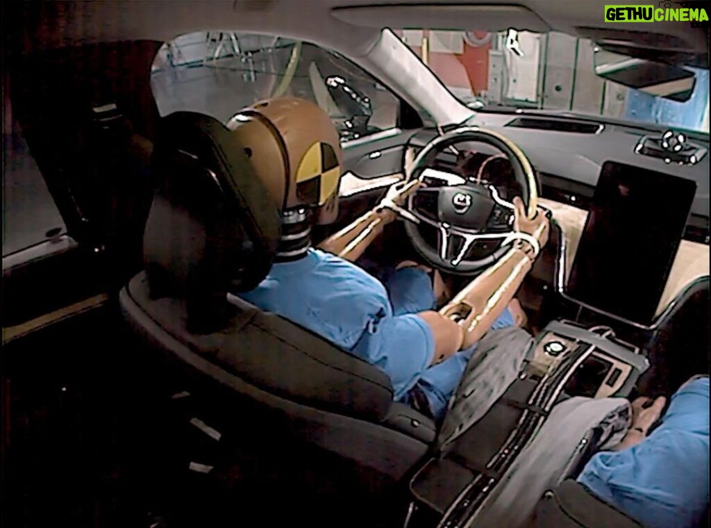 Sadri Skander Instagram - Vivre un crash test en live ✅ Un moment incroyable et unique, dans le fameux centre d’essai et sécurité Volvo, référence mondiale. Pour voir le nouveau Volvo EX90 (pas encore commercialisé), en phase de test sécurité par le constructeur suédois. Volvo Göteborg