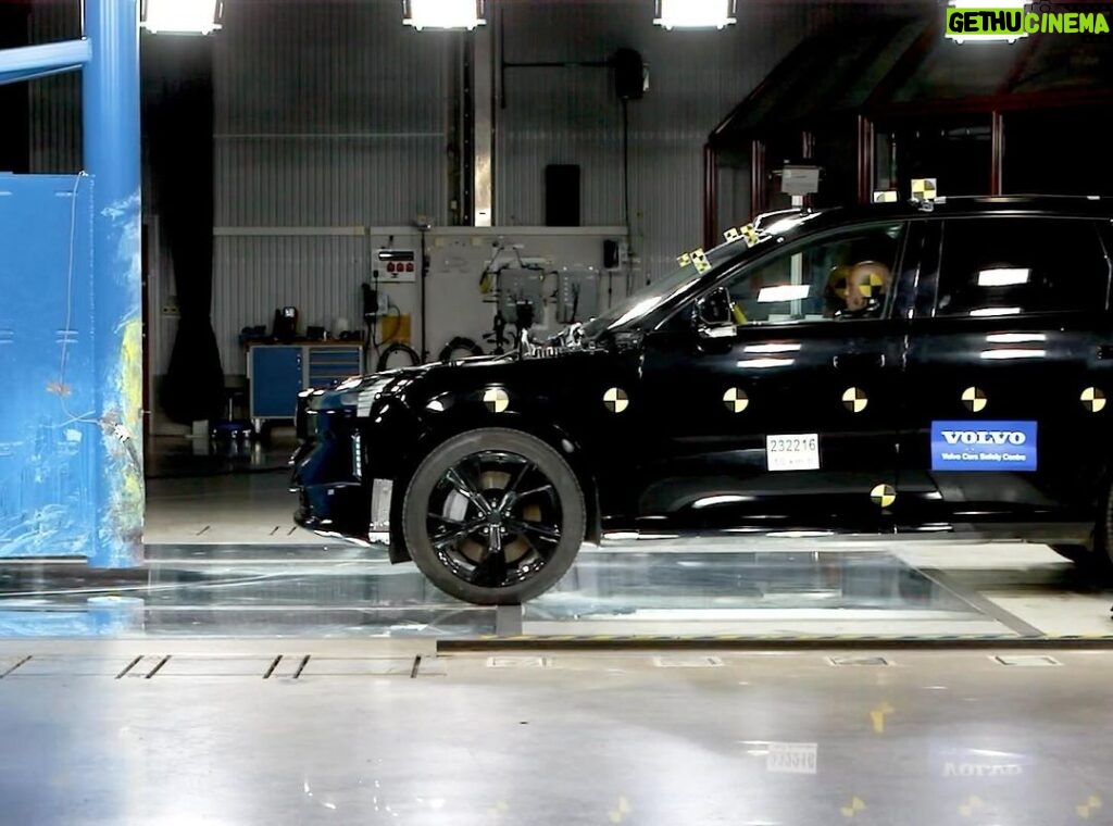 Sadri Skander Instagram - Vivre un crash test en live ✅ Un moment incroyable et unique, dans le fameux centre d’essai et sécurité Volvo, référence mondiale. Pour voir le nouveau Volvo EX90 (pas encore commercialisé), en phase de test sécurité par le constructeur suédois. Volvo Göteborg