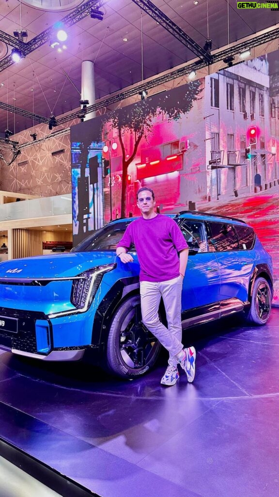 Sadri Skander Instagram - Gabarit XXL avec ses 5m15 ! Nouveau Kia EV9 coming soon 🇹🇳 . . . #kia #kiaev9 DOHA - Qatar