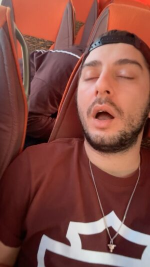 Safa Sarı Instagram - Her ortamda uyuyabilen arkadaşına sessizce gönder.