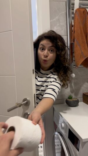 Safa Sarı Instagram - Eşim telefon ile konuşurken atomu bile parçalayabilir. Ben … 🥹 siz de durumlar nasıl ?