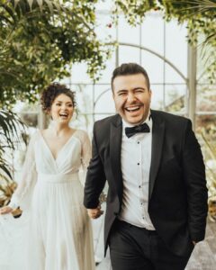 Safa Sarı Instagram - 🎈Hani diyor ya şarkıda : “nerde başladı bu hikaye de , ben böyle delirdim . Nasıl oldu da sevdim çok canımdan . Ben böyle değildim “ diye … Lise de başladı kendisi öğrenim hayatımın ve de bu hayatın bana kattığı en güzel şeydir . Hayatının en güzel çağını , benimle paylaştığın için sana çok teşekkür ederim canım sevgilim . ( ya da eşim 🥰 ) sana her baktığımda , yanında aldığım her nefeste içimde çiçekler açıyor . O yüzden yanımdan hiç ayrılma da bir çiçek bahçemiz olsun ,O bahçe orman olsun o ormanda çocuklar koştursun salıncaklara binip gönüllerince eğlensinler Seni seviyorum hayatım 🎈🥰