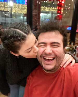 Safa Sarı Instagram - Canım , Kübra’m ,biricik eşim ,ruhum iyi ki doğdun iyi ki benimle evlendin iyi ki beni hayatına ortak ettin seni çok seviyorum …❤️ hayatımı yanımda olarak , yeni anılar biriktirerek , beni çok severek şereflendirir misin ? 🌸çünkü; ben seni çok seviyorum iyi ki varsın canımmmm 🥰