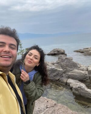 Safa Sarı Instagram - Canım , Kübra’m ,biricik eşim ,ruhum iyi ki doğdun iyi ki benimle evlendin iyi ki beni hayatına ortak ettin seni çok seviyorum …❤️ hayatımı yanımda olarak , yeni anılar biriktirerek , beni çok severek şereflendirir misin ? 🌸çünkü; ben seni çok seviyorum iyi ki varsın canımmmm 🥰
