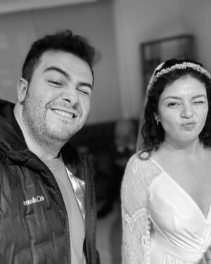 Safa Sarı Instagram - Canım , Kübra’m ,biricik eşim ,ruhum iyi ki doğdun iyi ki benimle evlendin iyi ki beni hayatına ortak ettin seni çok seviyorum …❤️ hayatımı yanımda olarak , yeni anılar biriktirerek , beni çok severek şereflendirir misin ? 🌸çünkü; ben seni çok seviyorum iyi ki varsın canımmmm 🥰