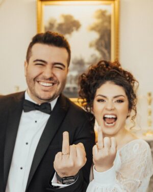 Safa Sarı Instagram - 🎈Hani diyor ya şarkıda : “nerde başladı bu hikaye de , ben böyle delirdim . Nasıl oldu da sevdim çok canımdan . Ben böyle değildim “ diye … Lise de başladı kendisi öğrenim hayatımın ve de bu hayatın bana kattığı en güzel şeydir . Hayatının en güzel çağını , benimle paylaştığın için sana çok teşekkür ederim canım sevgilim . ( ya da eşim 🥰 ) sana her baktığımda , yanında aldığım her nefeste içimde çiçekler açıyor . O yüzden yanımdan hiç ayrılma da bir çiçek bahçemiz olsun ,O bahçe orman olsun o ormanda çocuklar koştursun salıncaklara binip gönüllerince eğlensinler Seni seviyorum hayatım 🎈🥰