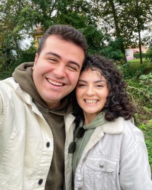 Safa Sarı Instagram - Yüzümde tebessüm , yanımda sebebi ❤️🎈🌺