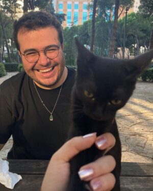 Safa Sarı Instagram - O kedi sever, ben onu kedi severken izlemeyi severim . Ama kedi sevmediği zamanlar da severim ( ben de kedi severim yanlış anlaşılmasın ama onu daha çok …) 🥰🎈