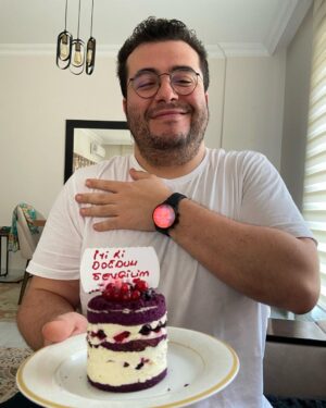 Safa Sarı Instagram - 29 olduk ama biliyorum ki 29 diye bir yaş yoktur ; 30 dur o .🎉🎊 not : pastayı sevgilim aldı . Yoksa deli miyim kendime “sevgilim “ diyim teşekkürler. 🥰