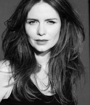 Saffron Burrows Instagram - I met Andrew at 15 in London, so brilliant seeing him last night. Thank you for the lovely words.  #repost from @andrewmacphersonofficial : “I just saw Saffron Burrows in Tom Dugan’s new one woman play, “Jackie Unveiled” at the Wallis Annenberg Theatre last night, and was blown away. It’s on for one more week, seriously, go see it!  The website for tickets is simply - http://thewallis.org”