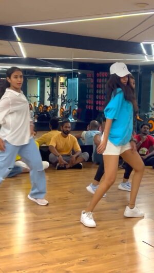 Sahana Sarvesh Instagram - Happy place ♥️ 

Regular classes w me every Sunday! 
DNcing w cutie @the.dancing_dentist @khushimehra.25 who got cropped out sorrryyy 😩

#heeriye #bollywood #dulqersalman #jasleen #music #dancelife #workshop #happyplace #dancers