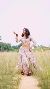Sahana Sarvesh Instagram - 🕊🕊 Love the rendition! @sanah_moidutty Super graceful choreo! @swe_tha_m Shot by @frames_arw Edit @sudeephm Outfit @rigowdesigns #dancereels #dance #dancers #tamil #tamilcinema #kollywoodcinema #arrahman #kollywoodactress #tamilmusic