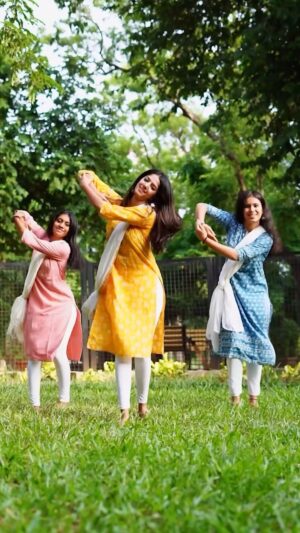 Sahana Sarvesh Instagram - It’s Thalaivar season 🥰
Recreate this super easy wedding choreo and tag us! 
Dancing w my girls @khushimehra.25 @dia.a.shah 

#rajini #rajinikanth #tamilsong #tamilreels #tamildance #weddingdance #weddingphotography #weddingchoreography #kollywood #kollywoodcinema