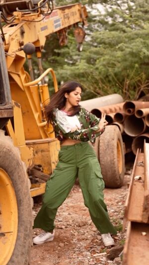 Sahana Sarvesh Instagram - Brooo 🚛 #TheJohnSwag  @sonymusic_south
#DhruvaNatchathiram 

Shot by @the.lensational 
Edit @frames_arw 

@the_real_chiyaan @jharrisjayaraj @gauthamvasudevmenon @ondragaent @oruoorileorufilmhouse @paaldabba.170cm @dancersatz