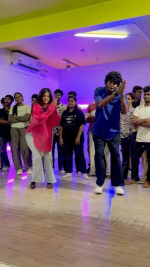 Sahana Sarvesh Instagram - Messed up here and there cause I was 45 mins late to class 😩
but what a beautiful choreography @rohith_bfab ♥️ 

@theunitedgroovesdance 
@arrahman 

#dance #ennavale #arrahman #dancechallenge #dancevideo #danceclass #dancelife #choreography #tamilcinema #2000s