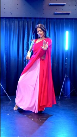 Sahana Sarvesh Instagram - Impromptu dancing 💃🏽 @shopsy_app 
🎉🎂 Happy birthday to the Baazigar of our hearts and the Badshah of Bollywood, Shah Rukh Khan 🥳👑 Shopsy wishes you a very happy birthday 🎁🌟 #HappyBirthdaySRK #Shopsy