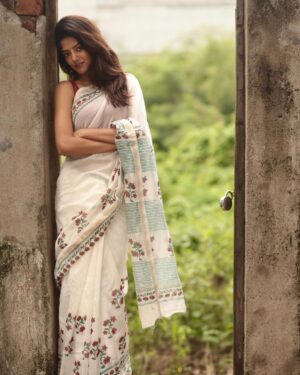 Sahana Sarvesh Instagram - Pursuit of simplicity 🕊️
.
.

Shot by @sat_narain 

#portrait #sareelove #portraitphotography #sareeindia #ethnic #ethnicwear #sareenotsorry #sarees