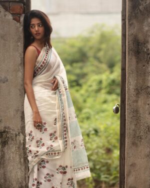Sahana Sarvesh Instagram - Pursuit of simplicity 🕊️
.
.

Shot by @sat_narain 

#portrait #sareelove #portraitphotography #sareeindia #ethnic #ethnicwear #sareenotsorry #sarees