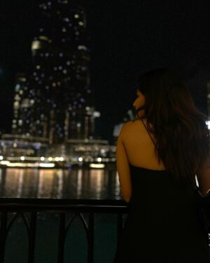 Sahana Sarvesh Instagram - Burj bumped into me in Dubai @travelwithatlys 

.
.
.
#travelvlog #dubai #dubaidiaries #burjkhalifa #travellingourplanet