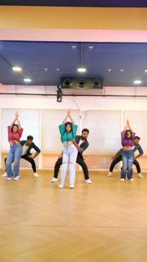 Sahana Sarvesh Instagram - Telugu fam this is for you ♥️

Choreography 💃🏽 : @sahanasarvesh 
Music mix 🎵 :  @ashwathamamusic thank you for always bringing my ideas to life with your creativity! 

Shot by 📷: @shotbyazzez 
Edit ✍️@cutscoffeestudio 

My dear lovely dancers ♥️
 @_ninofernando_ @faxsx_ @the.dancing_dentist @kaviyamaran_27 

Space♥️ @tattva_thestudio 

@adityamusicindia @adityamusicteluguofficial @sreeleela14 @urstrulymahesh @directortrivikram @musicthaman 

#telugu #telugucinema #maheshbabufans #kurchimadathapetti #tollywood #dance #passion #sreeleela #tollywoodactress