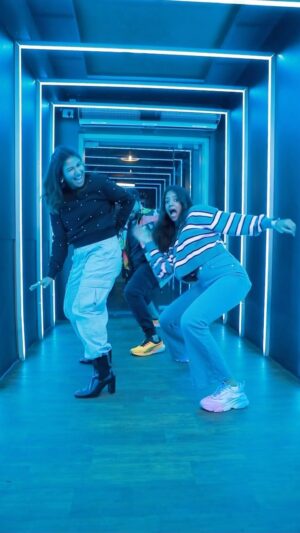 Sahana Sarvesh Instagram - Shoe teriyudhaaaa? 👀

#ShoeTheriyudha 🥾👠👀

Location : @timessquarerestobar

@sonymusic_south
@sherif_choreographer @alya_manasa @sanjeev_karthick  @sumesh_0ofiz