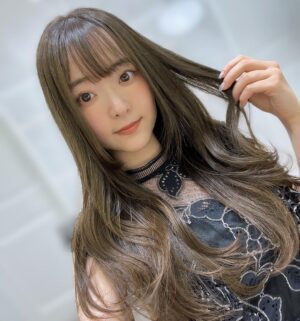 Sally Amaki Instagram - Rayreeeさんで髪の毛染めて、前髪も重くして、トリートメントもしていただきました🥰
つっきーに「その髪色の時いつも美少女です」って言われて嬉しかった🥰
なおてゃんにも「今日いつもと違いますか？」って聞かれた〜🥰
てへへ😌
11月のワールドダイスターのライブに向けて実は伸ばしてます🤩