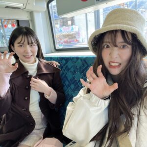 Sally Amaki Instagram - メリークリスマスイブ💕
12月24日❤︎今日はナナニジ結成7年目です！
昨日楽屋で悲鳴を上げましたw
結成当時生まれた子は小学校に入学する歳です。
怖いです。🤣
でもそっか〜そんなに長く続けてるのか〜😌
何年目まで続けられるかな？3桁は目指したいな🧐(？)
加入当初想像していた7年後とは全く別の景色の7年後です🫢
それが良いのか悪いのかは分からないですが、私自身は今とても幸せです。
7年目にしてやっと、やりたいことをやり始められているなって思います。
もし2016年に戻ってまたナナニジに入るかって言われたら、、、ちょっと悩んでから「はい！」って言いますw
声優を目指して日本へ来た自分からすると、やっぱりアイドルとしてステージに立つことに抵抗があったりする時もあるんですが、私はアイドル活動をしていなかったら永遠に殻に閉じこもったままで何も面白くない人間だったと思います。
ナナニジに入って、計算中というバラエティー番組をやらせて頂いたから、桜ちゃんを通してバラエティーを学んで、そこで得た知識を声優の現場に持って行って「面白いね」って言って頂けてるんだと思います。
両親にも良く「活動中のサリーちゃん誰？」って言われるくらい、生きて来た中で誰にも見せたことのない姿をナナニジが見つけてくれました。
そして何より！アイドル活動をしていたから感じられる感情が本当にいっぱいあるんです！競争社会の中で生きるフィギュアスケートをずっとやっていたのにも関わらず、感じたことのない悔しさやもどかしさ、怒りや悲しみが本当にいっぱいあるんです！とても演技の勉強になります！！
本当に波瀾万丈な7年でした！
ハラハラとワクワクが5:5くらいで本当に心臓に悪いです🤣でもその分絶対に他の誰とも被らない私だけの人生になってます！！
❤︎
🤭
そしてこの先8年目も！天城サリーを応援して下さってる皆さんには嬉しいご報告がいっぱい出来そうです💕
頂けたチャンスをいっぱい物にできるように頑張ります！
皆さん！これからもよろしくお願いします！