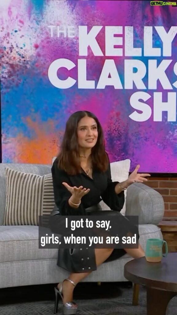 Salma Hayek Pinault Instagram - January can be a tough month, but here’s a tip for when you’re feeling down 💓 Enero puede ser un mes difícil, pero aquí tienes un consejo para cuando te sientas triste. 💓 🎥: @kellyclarksonshow