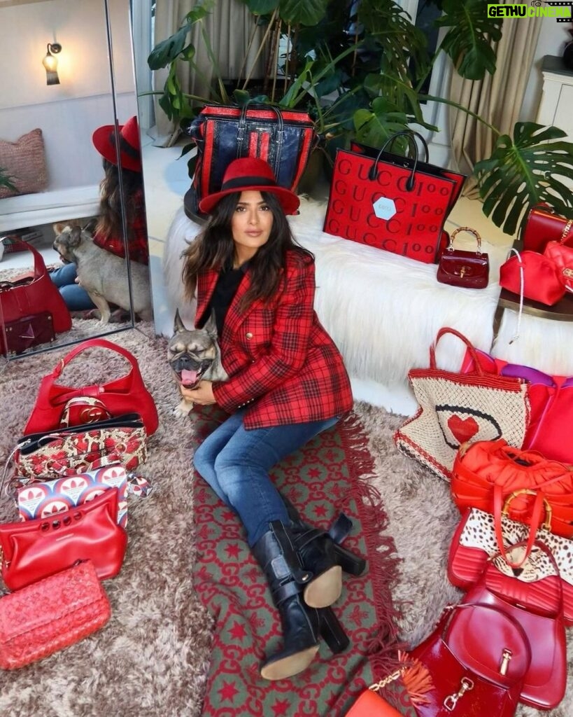 Salma Hayek Pinault Instagram - 50 shades of Red ❤ 50 tonos de rojo ❤