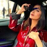 Salma Hayek Pinault Instagram – Traffic in Millan during fashion week is impossible. Almost didn’t make it to the amazing 🤩 Gucci show @gucci #mfw

Hair: @cinzia_bozza @luciano_colombo 
Make-up: @nikipinna