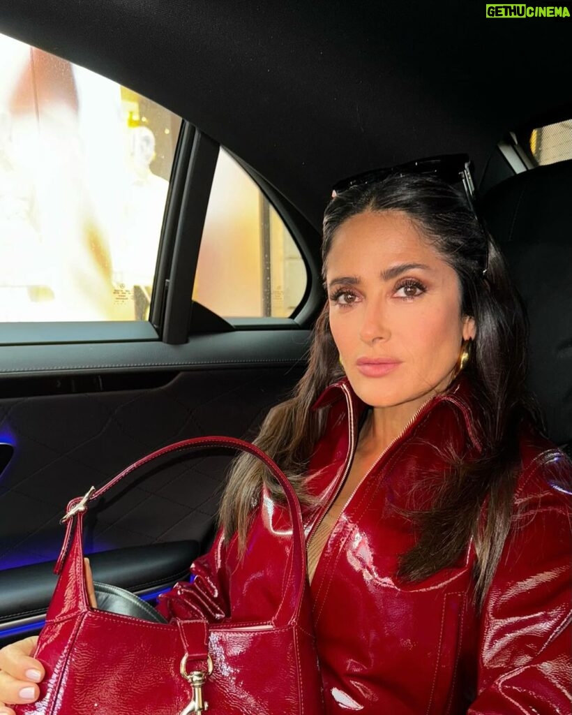 Salma Hayek Pinault Instagram - Traffic in Millan during fashion week is impossible. Almost didn’t make it to the amazing 🤩 Gucci show @gucci #mfw Hair: @cinzia_bozza @luciano_colombo Make-up: @nikipinna