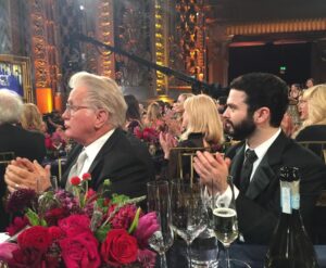 Samm Levine Instagram - Just thinking about that time I got seated next to the (true) president of the United States. An honor.
• • • • •
📷= @juddapatow 
#PresidentBartlet #WestWing #FreeBooze