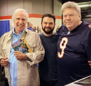 Samm Levine Instagram - Chicago, this is happening. Right now. There are living legends in your city. And Henry Winkler wanted to take a picture with us. .
.
.
No FOMO! Come say hello to everyone at @wizardworld in Rosemont! Today and tomorrow! #WizardWorldChicago